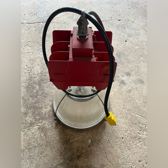 INDUSTRIAL LIGHT FIXTURE - Picture 4 of 10